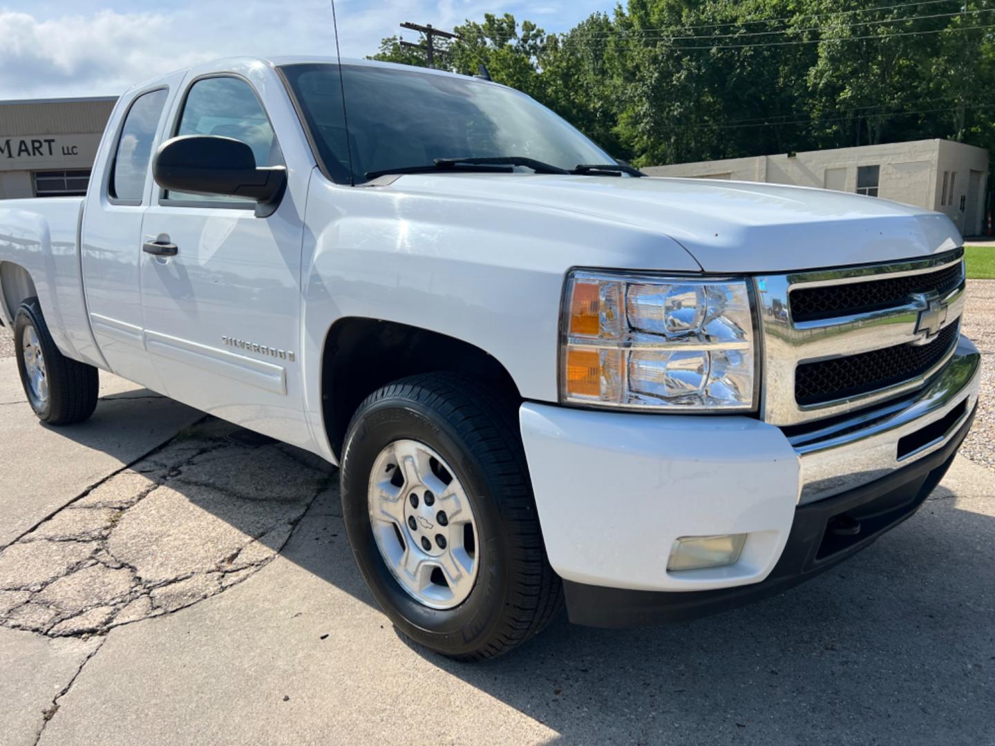 2009 White /Gray Chevrolet Silverado 1500 LT (1GCEC29029Z) with an 5.3 V8 engine, Automatic transmission, located at 4520 Airline Hwy, Baton Rouge, LA, 70805, (225) 357-1497, 30.509325, -91.145432 - 2009 Chevy Silverado Ext Cab LT 2WD ***One Owner*** 5.3 V8 Gas, 152K Miles, Power Windows, Locks & Mirrors, Cold A/C, Tow Pkg. FOR INFO PLEASE CONTACT JEFF AT 225 357-1497 CHECK OUT OUR A+ RATING WITH THE BETTER BUSINESS BUREAU WE HAVE BEEN A FAMILY OWNED AND OPERATED BUSINESS AT THE SAME LOCATION - Photo#3